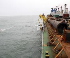 A draga utiliza um sistema de dutos que são baixados até o fundo do canal e fazem a sucção do material a ser dragado. Tudo é comportado nos porões da embarcação, que tem uma capacidade de cisterna de 17 mil metros cúbicos. Uma vez cheia, a draga viaja até a área de despejo e abre a cisterna para depositar o material recolhido.