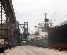 Recuperação – A importação de fertilizantes no mês de julho pelo Porto de Paranaguá foi de 877 mil toneladas, 11% superior à registrada no mesmo mês em 2011. Aos poucos, a importação de fertilizantes passa a se recuperar, após a estagnação dos primeiros meses do ano, quando o mercado se comportou de maneira incomum e deixou de importar o produto por conta da alta no preço do dólar e os bons estoques. 