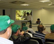 “Cada vez que a Appa anuncia a quebra de algum recorde na exportação dos grãos, na verdade os grandes recordistas são os produtores que trabalham – de sol a sol – país afora. Para esses agricultores, hoje eu reforço o compromisso que assumi – a pedido do governador Beto Richa - no meu primeiro dia como superintendente: atuar para atender o campo, como merece ser atendido”, afirmou Dividino.
