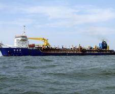 A draga Xin Hai Feng, que está realizando a dragagem dos pontos críticos ao longo do Canal da Galheta, já dragou 50% da área Alfa, a primeira ser dragada e a mais crítica ao longo do Canal. 