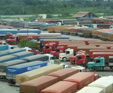 A área possui capacidade de estacionamento de 1.400 caminhões, sendo que a capacidade instalada de recebimento do Complexo de Silos de Graneis Sólidos pode absorver até 2.800 caminhões/dia.