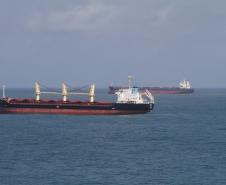 Muitos navios que estão ao largo no Porto de Paranaguá, aguardando a vez para a atracação, não têm carga consolidada para ser carregada a bordo dos navios. 