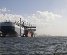 “Os navios vêm a Paranaguá sem estar com a carga negociada porque eles preferem posicionar aqui o navio e esperar a chance de embarcar. Isso explica que esta fila é abstrata: o navio está aqui, mas não tem carga para embarcar. O fato de termos 33 navios aguardando não significa incompetência na nossa operação e esta situação comprova isso”, afirma o superintendente dos portos de Paranaguá e Antonina, Luiz Henrique Dividino.