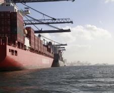 Da última quarta-feira (22), até hoje (27), 21 navios abriram mão da vez de atracação no Corredor de Exportação por não terem carga suficiente para embarcar. Com o tempo bom, o Corredor de Exportação embarca diariamente entre 60 e 80 mil toneladas, podendo chegar a uma capacidade máxima de escoamento de 100 mil toneladas por dia.