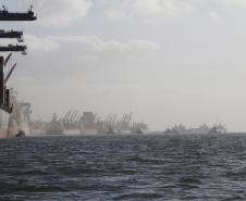 Uma situação atípica vem contribuindo para que a fila de navios que aguardam para atracar no Porto de Paranaguá mantenha-se elevada. Embarcações que estão aguardando para atracar no corredor de exportação estão abrindo mão da vez de atracar por falta de carga. O problema começou a se intensificar na semana passada e persiste.