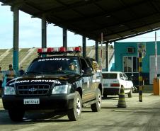 
A partir do final deste mês, o controle de acesso de pessoas e veículos na faixa portuária ficará mais rigoroso. A medida da Administração dos Portos de Paranaguá e Antonina (Appa) atende o que determina o Código Internacional para Segurança de Navios e Instalações Portuárias (ISPS Code) e a Receita Federal do Brasil (RFB).
