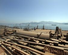 O volume de grãos exportado pelo complexo do Porto de Paranaguá foi 16,65% maior que o registrado no mesmo mês de 2011, o que representa um acréscimo de 1,7 milhão de toneladas. No acumulado do ano, a movimentação no Corredor de Exportação cresceu 12,59%, somando 11,4 milhões de toneladas. O destaque é o milho, com volume 26,29% superior ao do mesmo período de 201.