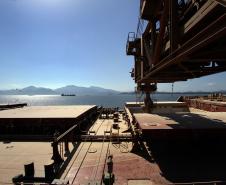 Pelo Corredor, o Porto de Paranaguá exporta principalmente soja, milho e farelo. Dos três granéis, o milho é o que apresenta maior crescimento. Considerando apenas o mês de agosto, o volume exportado da commodity mais que dobrou. Em 2011, foram pouco mais de 367 mil toneladas de milho exportadas. Em agosto deste ano, 734,5 mil. No acumulado de 2012, o volume total de milho escoado por Paranaguá foi de quase 1,4 milhão de toneladas – 26,29% a mais que no mesmo período no ano passado.