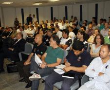 Mais de 20 pessoas de diferentes setores da Administração dos Portos de Paranaguá e Antonina (Appa) – da informática, núcleo ambiental, diretoria empresarial até a operação - passam pelo treinamento. Além desses, somando um total de 80 pessoas, ainda participam da capacitação da SEP, representantes da Polícia Federal, Receita Federal, Marinha, Anvisa e Vigiagro. O treinamento é realizado no auditório do Centro Administrativo do Porto de Paranaguá.