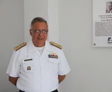 A homenagem ao ex-superintendente foi recebida pelo filho dele, Almirante-de-Esquadra Arthur Pires Ramos, Diretor-Geral do Material da Marinha do Brasil. Nascido em Curitiba, ele entrou para a Marinha em 1971 e já tem 41 anos de “casa”. Na instituição, Ramos ocupou diversos cargos - entre esses o de comandante do 5º Distrito Naval - e recebeu inúmeras condecorações. 