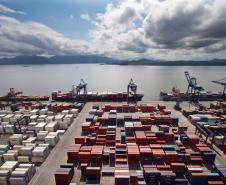 Exportação – Em relação à exportação, uma operação que chama a atenção é a de produção agrícola em contêiner. Pelo Porto de Paranaguá, já foram exportados soja, milho, caroço de algodão, alfafa peletizada, entre outros. 