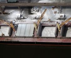 Lascas de mármore – Outra operação que tem chamado a atenção no cais é a descarga de lascas de mármore. Este ano, o Porto de Paranaguá já recebeu dois navios com as pedras importadas da Turquia, totalizando 34.500 toneladas, até agosto. Em 2011, o Porto recebeu 69 mil.