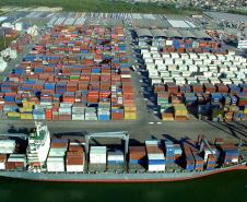 O Porto de Paranaguá, que amplia cada vez mais o leque de produtos movimentados e reforça sua característica de Porto multicargas, exporta parte da produção nacional de biscoitos. 