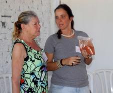 A atividade é coordenada pela artista plástica paulista, Sylvia Helena Boock de Freitas. “Esta é apenas uma das fases do programa. Esse encontro tem o senso do resgate do humano que existe nessas pessoas que, além de pescadores, são seres sociais. A arte sensibiliza e trata da importância de se cuidar – cuidar de si e do meio ambiente”, explica a artista.