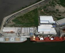O Porto de Antonina, que vem recuperando sua movimentação, fechou setembro com alta de 10% na movimentação de mercadorias. Foram 873,9 mil toneladas de produtos movimentados pelo terminal. A maior parte da soma é formada pela importação de fertilizantes que somou 770 mil toneladas até setembro, em Antonina