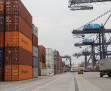 No segmento de contêineres, houve alta de 10% na movimentação, totalizando 560,4 mil TEUs (unidades equivalentes a contêineres de 20 pés)_ movimentados. 