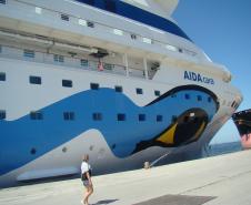 Pela segunda vez consecutiva, o navio Aida Cara atracará no Porto de Paranaguá. Em parada técnica no próximo dia 15 de novembro, a embarcação de cruzeiros alemã permanece no litoral paranaense das 10h às 20h. Nesse período, os 1.180 passageiros e 350 tripulantes poderão descer e fazer turismo na região.