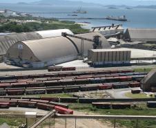 Vagões – Do total de grãos recebidos no pátio de triagem do Porto de Paranaguá, a carga proveniente em trens representa 22% do total. Até setembro, foram 2,8 milhões de toneladas de grãos que chegaram em vagões, volume ligeiramente superior ao registrado no mesmo período de 2011 (2,7 milhões de toneladas). 