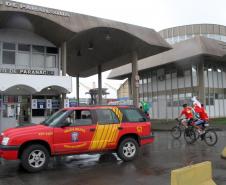 Doze oficiais do Corpo de Bombeiros finalizaram nesta sexta-feira (26) o desafio de cruzar o estado do Paraná pedalando. Eles chegaram por volta do meio dia ao Porto de Paranaguá após percorrer mais de 700 quilômetros. A travessia começou há uma semana, em Foz do Iguaçu, e teve como objetivo comemorar o centenário do Corpo de Bombeiros no Estado. 