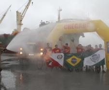 Na chegada, os bombeiros foram recebidos pela comunidade portuária e pelo grupamento de Paranaguá da corporação, que preparou uma festa para receber os atletas. Ao som da sirene de dois caminhões, com direito a banho de mangueira, o Capitão Edson Leonel Rodrigues e seu grupo de bombeiros, com idade entre 20 e 48 anos, concluíram a pedalada. 