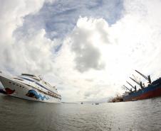 De volta ao Litoral paranaense, pela 5ª vez, o navio de cruzeiros alemão Aida Cara atracou, nesta quinta-feira (15), às 10h, no Porto de Paranaguá. Com mais de 1.500 pessoas a bordo, a embarcação permanece em parada técnica até 20h. No berço 208, logo em frente ao portão principal, os turistas foram recepcionados com cultura, segurança e muita informação.