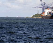 Em portaria divulgada nesta semana, a Capitania dos Portos do Paraná ampliou a navegação pelo canal de acesso aos portos paranaenses. A partir de agora, o Porto de Paranaguá terá condições de receber navios de até 335 metros de comprimento, no período diurno, e de até 306 metros de comprimento no período noturno.