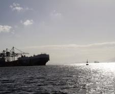Nos últimos anos, a APPA - em total sintonia com a Autoridade Marítima - realizou importantes intervenções como o estabelecimento de contratos de manutenção da sinalização náutica, campanhas de sondagens batimétricas e agora, por último, finalizando a dragagem no principal trecho de navegação do Porto.