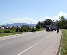A solução que será adotada prevê implantação de um canteiro central e delimitação do acesso ao pátio de triagem por via marginal, desde a rotatória da avenida senador Atílio Fontana até a marginal de acesso. Com a implantação do canteiro central, o fluxo de veículos vindos da Estrada Velha de Alexandra – que dá acesso ao Pátio – em direção à Rua 13 será impedido, evitando o cruzamento na BR 277. 

