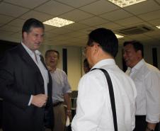 Uma comitiva do município de Ningbo, na China, esteve no Porto de Paranaguá, nesta sexta-feira (30). Representando o Escritório Municipal de Grãos, eles foram recebidos pelo superintendente da Administração dos Portos de Paranaguá e Antonina (Appa), Luiz Henrique Dividino. O principal interesse do grupo era a operação de grãos do Corredor de Exportação do porto paranaense.