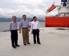 Além do soja, o açúcar e os congelados também se destacam na exportação do Porto de Paranaguá, com destino à China. De açúcar, este ano de janeiro a outubro, segundo o MDIC, foram 214 mil toneladas, o que gerou U$111 milhões. De congelados, foram 94 mil toneladas – principalmente de miudezas de frango – gerando receita de U$ 204 milhões. Este ano, o Porto de Paranaguá importou 867 mil toneladas (um total de U$2,2 bilhões) de produtos de origem chinesa. 
