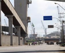 Apoio – Várias placas instaladas pelos terminais indicarão os novos fluxos. Além disso, até que os caminhoneiros se acostumem à mudança, agentes de trânsito atuarão na área. “Agentes em quatro viaturas, dois carros e duas motos, trabalharão nesse primeiro mês orientando os motoristas. Eles ficarão posicionados em pontos mais problemáticos do trânsito, como a via em frente ao TCP”, afirma o diretor do Demutran, Marcos Antonio Amaral.