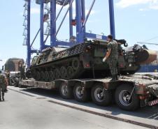 Além dos blindados, ainda compunham a carga do Exército Brasileiro, desembarcada no Porto de Paranaguá, três contêineres com outros suprimentos. Dois desses traziam a ponte que vai sobre o blindado BIBER, pesando, no total, dez toneladas.