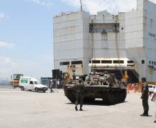 Do navio até a plataforma, os blindados foram conduzidos pelos alemães. Segundo o Exército, isso é feito para que a entrega seja certificada. Os militares brasileiros foram responsáveis pela condução dos tanques até a plataforma e pelos outros passos do carregamento da carga, em solo nacional.