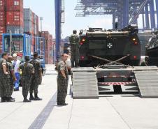 O pátio 14 foi liberado para que os caminhões e plataformas que iriam carregar os tanques ficassem posicionados até a chegada do material. Quando o navio atracou, os caminhões foram liberados para tomar nova posição no Terminal de Contêineres do Porto de Paranaguá, onde os blindados foram descarregados. Diferente da descarga de veículos comuns, esses foram manobrados pelos próprios militares. 