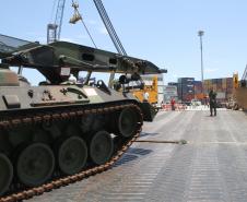 O Porto de Paranaguá recebeu nesta quinta-feira (06) quatro tanques de propriedade do Exército Brasileiro. Vindos da Alemanha, a bordo do navio Grande Amburgo, os blindados têm como destino Santa Maria, no Rio Grande do Sul. A retirada dos veículos foi rápida, mas contou com logística e estrutura militares pouco comuns no cais. 