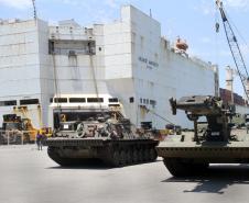 Equipamentos – A frota adquirida pelo Exército era composta por duas viaturas blindadas (Berge Panzer Leopard), de 39,2 toneladas, específicas para manutenção e utilizadas para apoio e socorro. Uma viatura especializada de engenharia (DACHS), de 43 toneladas, – com lâminas e retroescavadeira – para trabalhos pesados. E um “lança-pontes” (BIBER), de 35,1 toneladas. Esta última, segundo o 5º BLog, carrega uma ponte, montada em duas partes, de 22 metros de comprimento. 