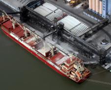 A movimentação do açúcar também registrou alta. Este ano, com quase 4,7 milhões de toneladas, a exportação do produto foi 4% maior que a registrada em 2011, com 4,5 milhões. O volume de soja movimentado este ano está praticamente igual. De janeiro a novembro foram quase 6,7 milhões de toneladas.