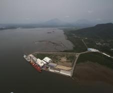 Antes de dar início à dragagem de manutenção do canal de acesso ao Porto de Antonina, a Administração dos Portos de Paranaguá e Antonina (Appa) monitora o meio ambiente e a atividade pesqueira na região. Os dados levantados, além de balizarem a obra, dão segurança à comunidade que, durante todo o processo, podem gerenciar em conjunto as condições em que se encontram a água, a fauna e a flora da baía.