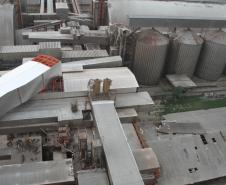 Os ventos fortes e a chuva que atingiram a cidade de Paranaguá na última quarta-feira (26) causaram diversos estragos no Porto de Paranaguá. Parte da cobertura do silo público de granéis (Silão) foi arrancada; no cais, o armazém 12 teve parte do telhado danificado; e, no pátio de triagem, a nova portaria ficou parcialmente destruída.