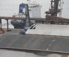 Os ventos fortes e a chuva que atingiram a cidade de Paranaguá na última quarta-feira (26) causaram diversos estragos no Porto de Paranaguá. Parte da cobertura do silo público de granéis (Silão) foi arrancada; no cais, o armazém 12 teve parte do telhado danificado; e, no pátio de triagem, a nova portaria ficou parcialmente destruída.