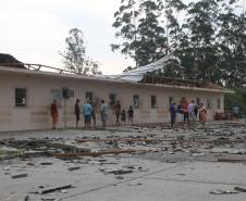 ´Os ventos fortes e a chuva que atingiram a cidade de Paranaguá na última quarta-feira (26) causaram diversos estragos no Porto de Paranaguá. Parte da cobertura do silo público de granéis (Silão) foi arrancada; no cais, o armazém 12 teve parte do telhado danificado; e, no pátio de triagem, a nova portaria ficou parcialmente destruída.