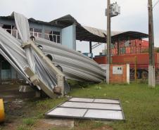 Os ventos fortes e a chuva que atingiram a cidade de Paranaguá na última quarta-feira (26) causaram diversos estragos no Porto de Paranaguá. Parte da cobertura do silo público de granéis (Silão) foi arrancada; no cais, o armazém 12 teve parte do telhado danificado; e, no pátio de triagem, a nova portaria ficou parcialmente destruída.
