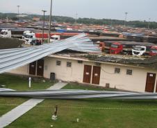 Os ventos fortes e a chuva que atingiram a cidade de Paranaguá na última quarta-feira (26) causaram diversos estragos no Porto de Paranaguá. Parte da cobertura do silo público de granéis (Silão) foi arrancada; no cais, o armazém 12 teve parte do telhado danificado; e, no pátio de triagem, a nova portaria ficou parcialmente destruída.