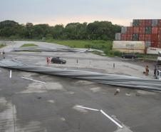 Os ventos fortes e a chuva que atingiram a cidade de Paranaguá na última quarta-feira (26) causaram diversos estragos no Porto de Paranaguá. Parte da cobertura do silo público de granéis (Silão) foi arrancada; no cais, o armazém 12 teve parte do telhado danificado; e, no pátio de triagem, a nova portaria ficou parcialmente destruída.