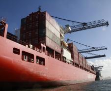 
Atualmente, o Porto de Paranaguá está autorizado a receber navios de 335 metros de comprimento e 45,2 metros de boca, sem restrição noturna. 
