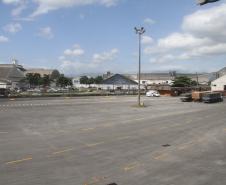 A Administração dos Portos de Paranaguá e Antonina (Appa) está melhorando a sinalização horizontal (pinturas nas vias) e vertical (placas) na área primária do cais do Porto de Paranaguá. 