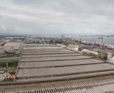 Estragos – As obras de recuperação dos estragos causados pela tempestade que assolou Paranaguá, no último dia 26 de dezembro, também estão concluídas. Emergencialmente, logo no dia 27, uma empresa foi contratada para reparar os danos no Corredor de Exportação. A equipe começou, imediatamente, a trabalhar 24 horas por dia para concluir as obras.