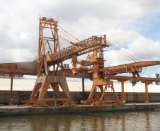 Os equipamentos hoje existentes no Corredor têm capacidade nominal de 1500 toneladas/hora. No entanto, por serem muito antigos, conseguem embarcar, em média por hora, cerca de 1200 toneladas. “Teremos um ganho de 800 toneladas hora por shiploader, que nos dará um aumento de produtividade na casa dos 60%”, explica o superintendente da Appa, Luiz Henrique Dividino. 