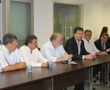 Nesta segunda-feira (18), a comitiva de representantes da província argentina de Santa Fé esteve nos portos de Paranaguá e Antonina. Recebidos pelo superintendente Luiz Henrique Dividino, e pelos diretores da Administração dos Portos do Paraná, os argentinos puderam tirar dúvidas e conhecer a estrutura dos terminais paranaenses. A visita técnica é um avanço rumo à consolidação da parceria anunciada em fevereiro pelo governador Beto Richa.