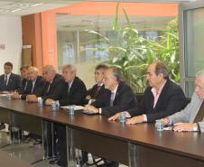 Nesta segunda-feira (18), a comitiva de representantes da província argentina de Santa Fé esteve nos portos de Paranaguá e Antonina. Recebidos pelo superintendente Luiz Henrique Dividino, e pelos diretores da Administração dos Portos do Paraná, os argentinos puderam tirar dúvidas e conhecer a estrutura dos terminais paranaenses. A visita técnica é um avanço rumo à consolidação da parceria anunciada em fevereiro pelo governador Beto Richa.